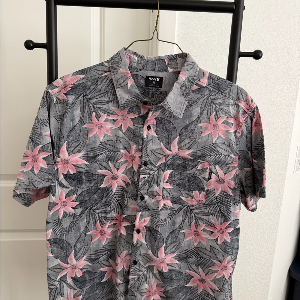 Hurley Men’s Gray Short-Sleeve Button Down Shirt with Pink Floral Print